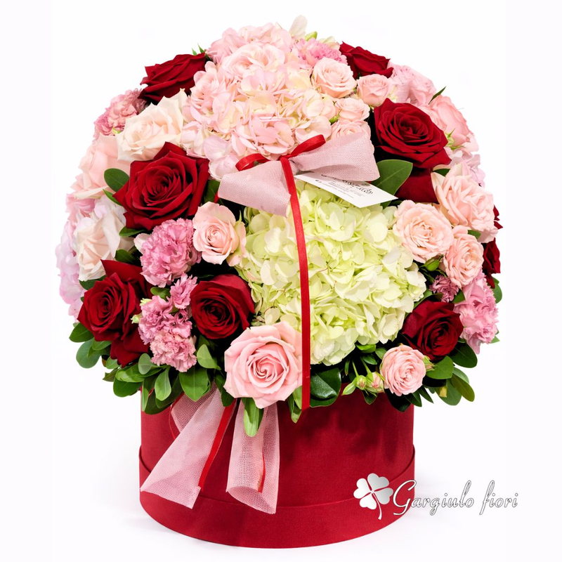 Box rosso con rose rosse e ortensie, consegna a domicilio a Napoli